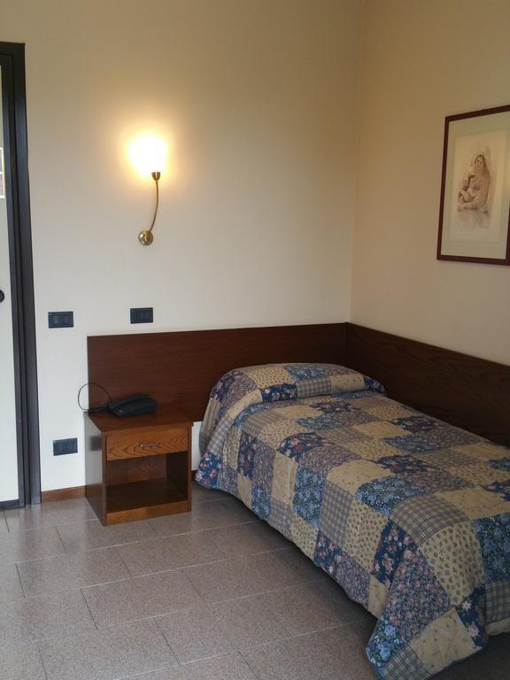 Hotel 5 Vie Almenno San Salvatore Oda fotoğraf