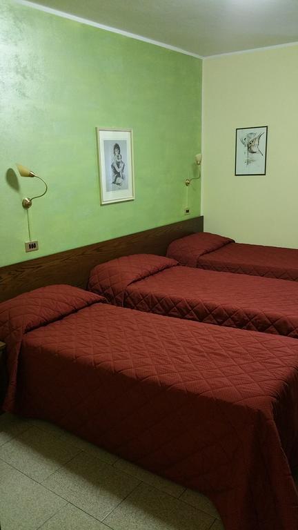 Hotel 5 Vie Almenno San Salvatore Oda fotoğraf