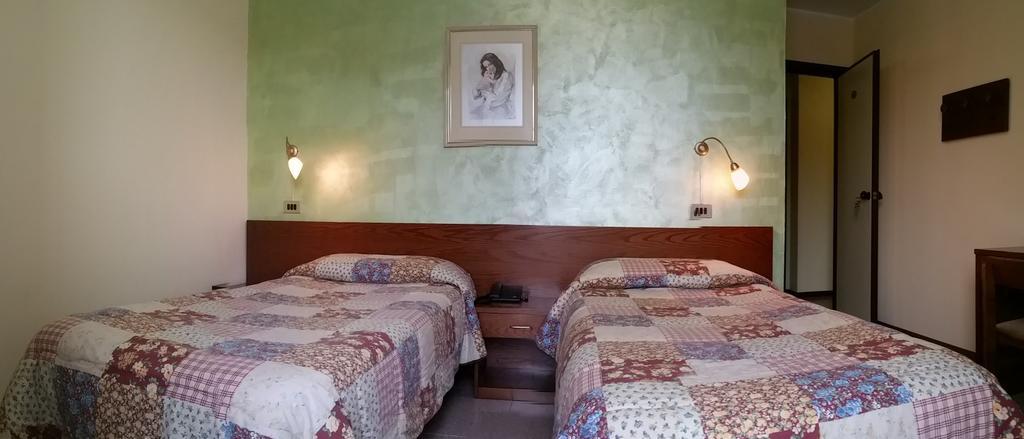 Hotel 5 Vie Almenno San Salvatore Oda fotoğraf