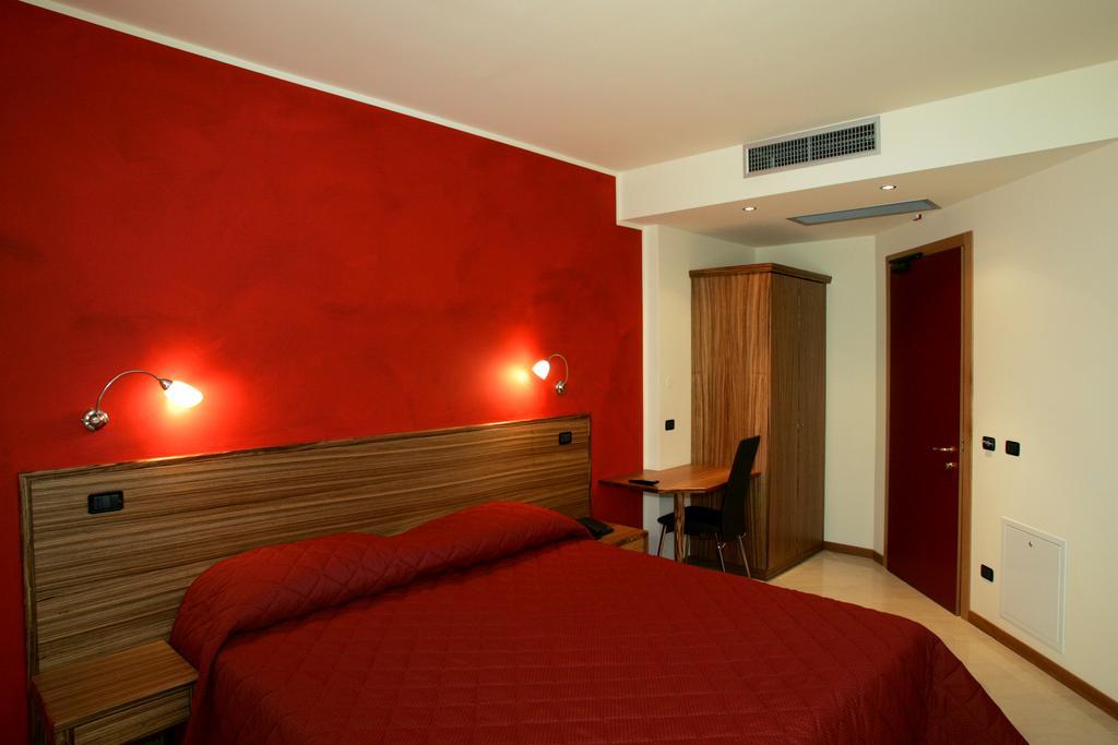 Hotel 5 Vie Almenno San Salvatore Oda fotoğraf