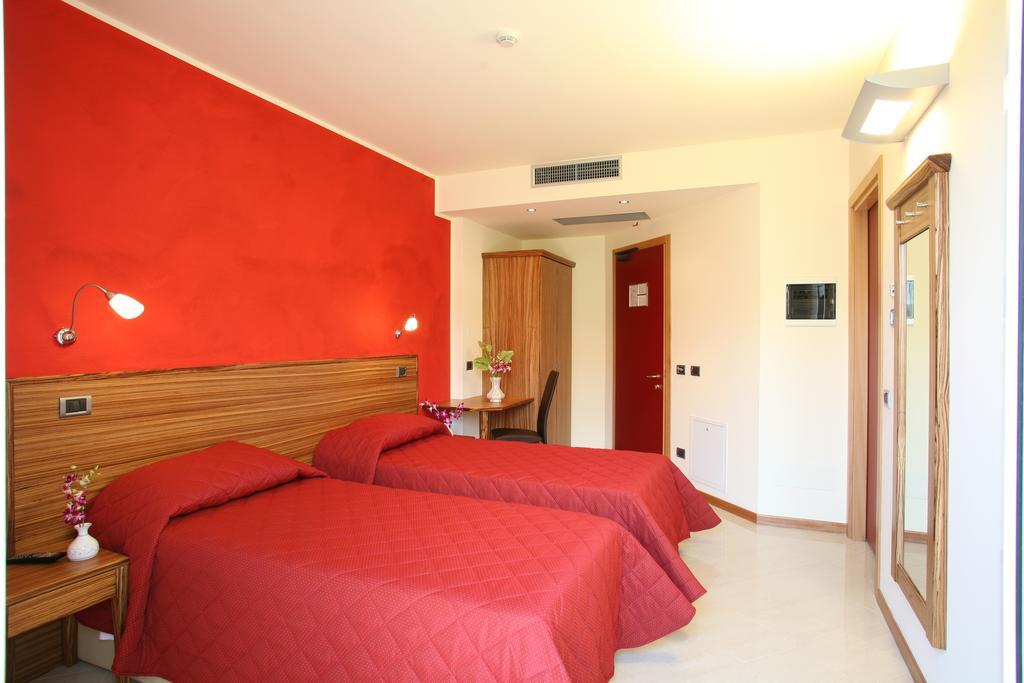 Hotel 5 Vie Almenno San Salvatore Oda fotoğraf