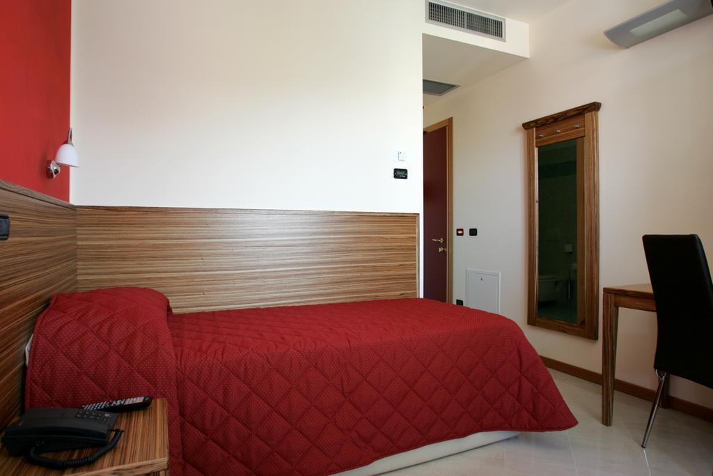Hotel 5 Vie Almenno San Salvatore Oda fotoğraf