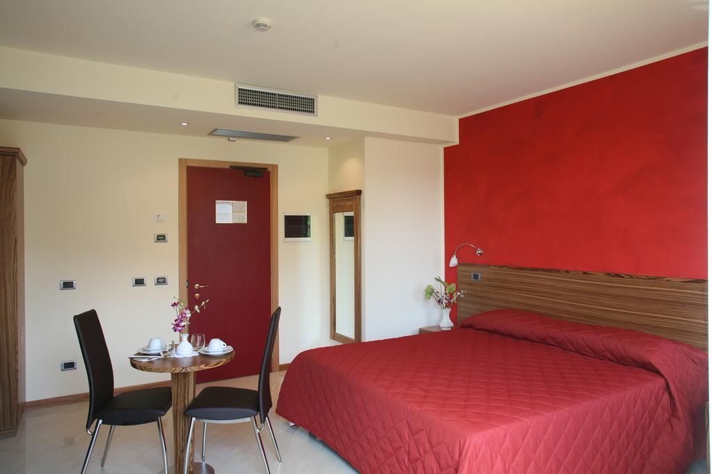 Hotel 5 Vie Almenno San Salvatore Oda fotoğraf